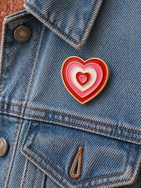 Red Pink Layered Heart Enamel Pin Y2K Retro Gold Outline Brooch NWT